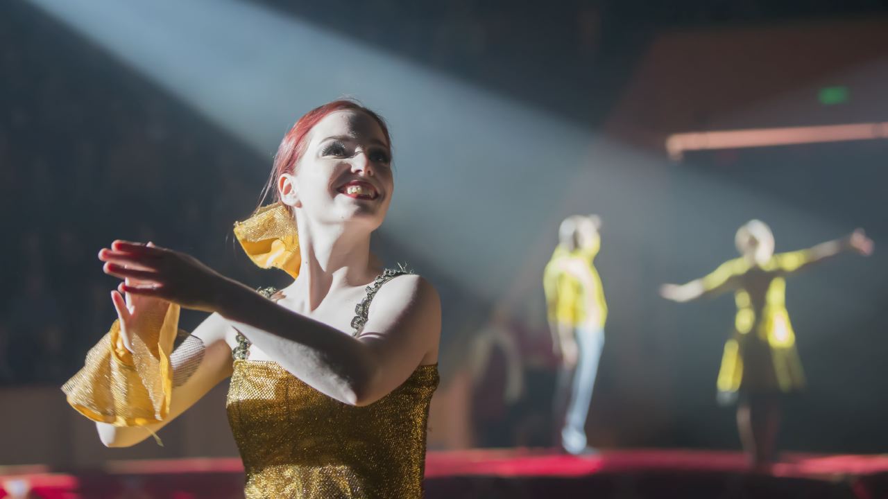 Schauspielerin auf der Theaterbühne