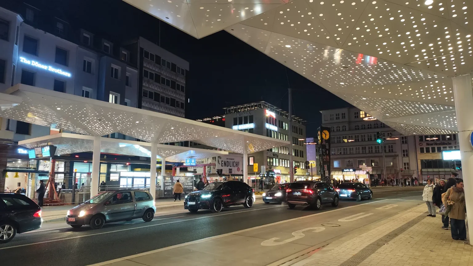 Jahnplatz Bielefeld 2024, Bushaltestellen bei Nacht.