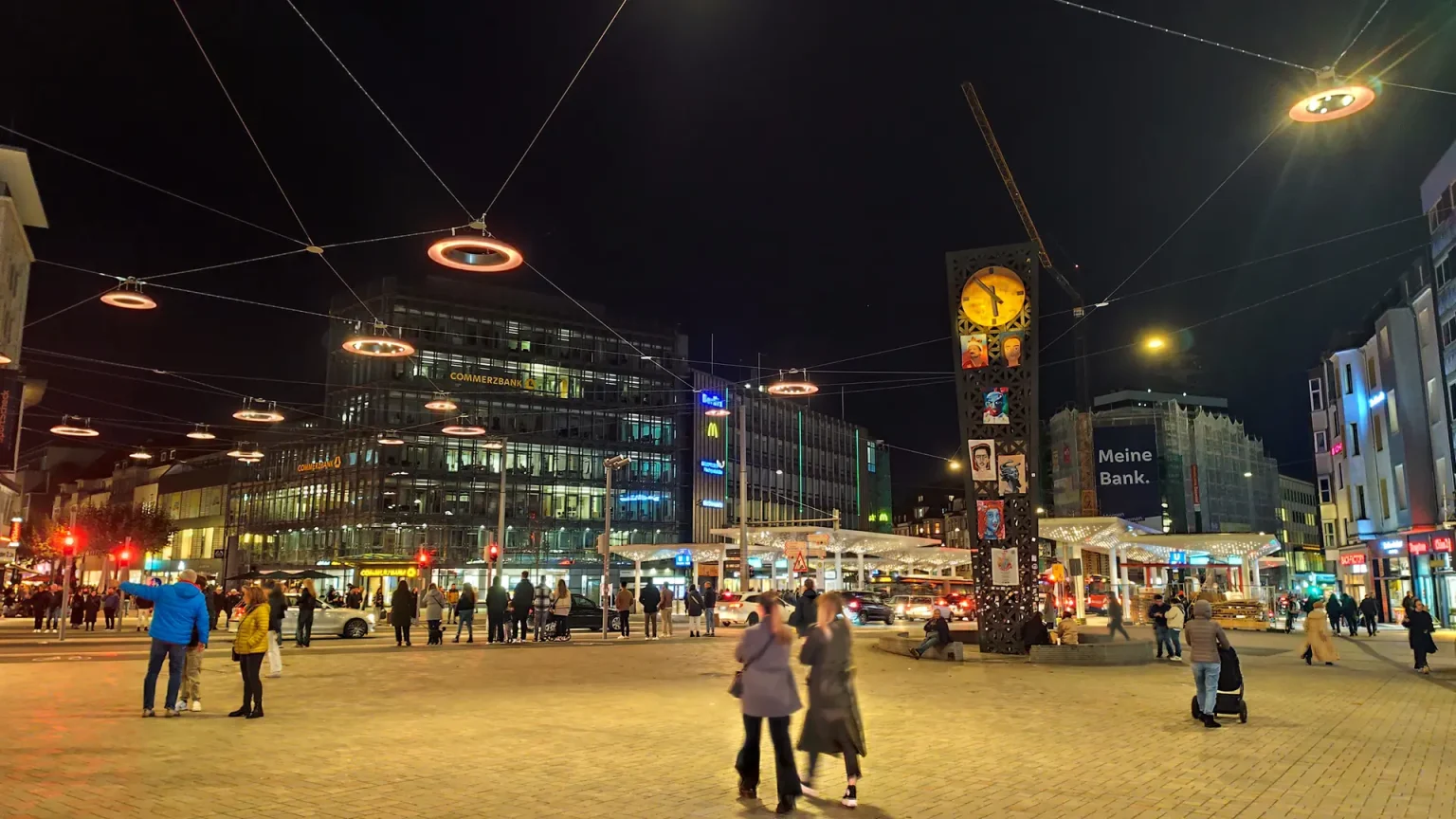 Jahnplatz Bielefeld 2024 bei Nacht.