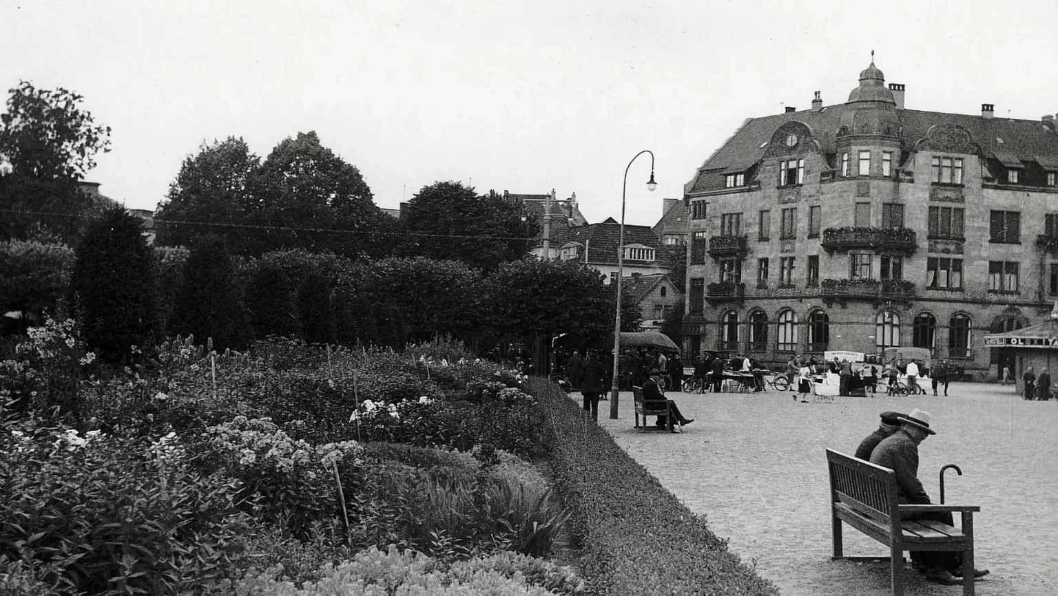 Kesselbrink (undatiert, links der Laterne steht heute, 2024, der Grüne Würfel)