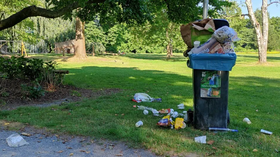 Mit Müll überquellende Abfallbehälter im Nordpark Bielefeld