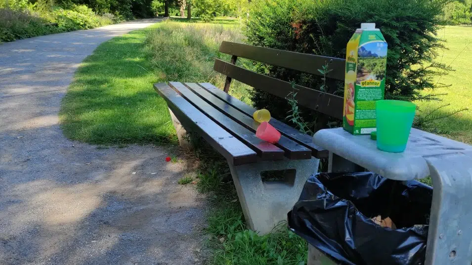 Müll auf der Parkbank im Nordpark Bielefeld